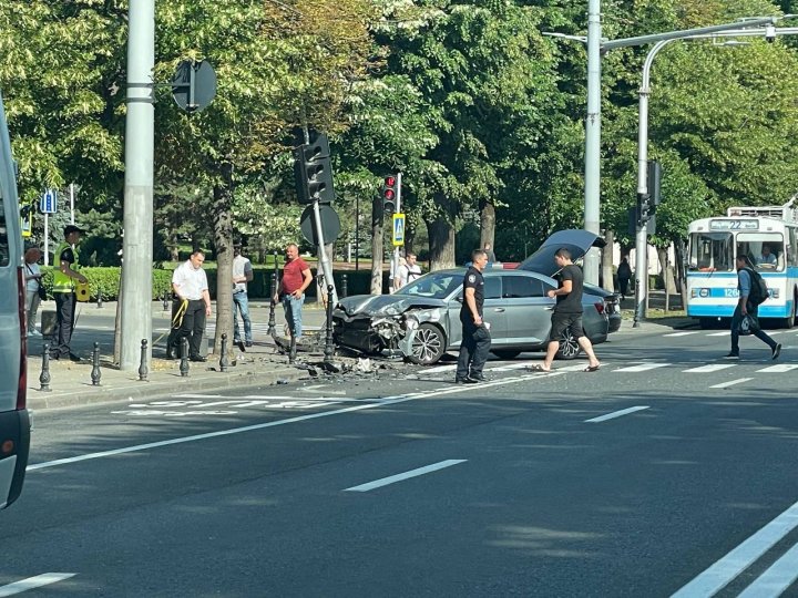 FOTO Accident matinal în Capitală. Sunt răniţi 