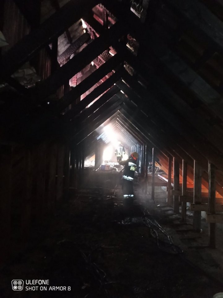 FOTO Podul unei case a luat foc. O persoană a avut de suferit 