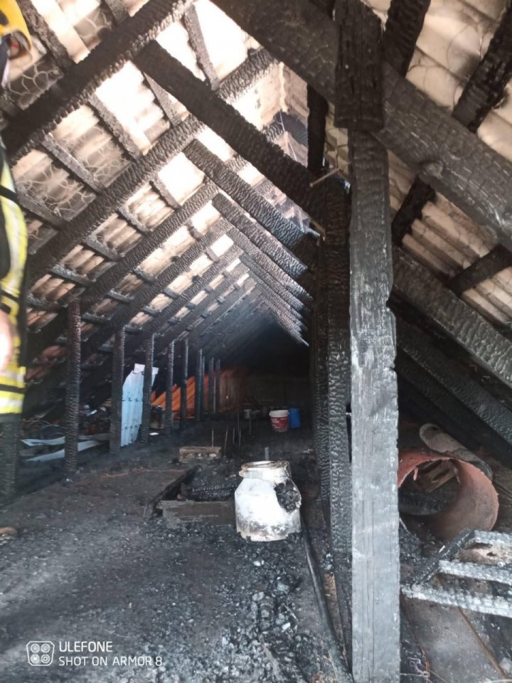 FOTO Podul unei case a luat foc. O persoană a avut de suferit 
