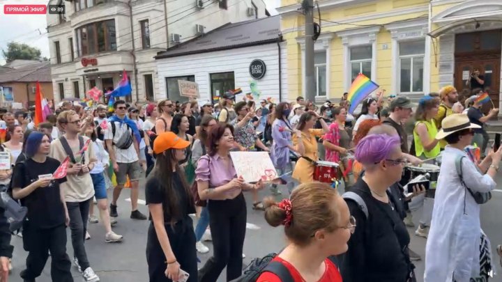 VIDEO Marşul PRIDE s-a desfăşurat la Chişinău. Manifestanţi păziţi de poliţişti au mărşăluit pe străzi în ritmul tobelor