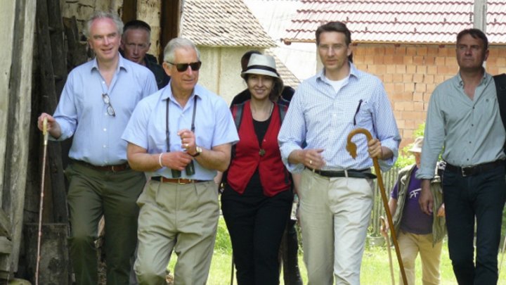 Regele Charles, la picnic cu românii din Valea Zălanului. A fost întâmpinat cu flori, dulceaţă şi bucurie (FOTO/VIDEO)