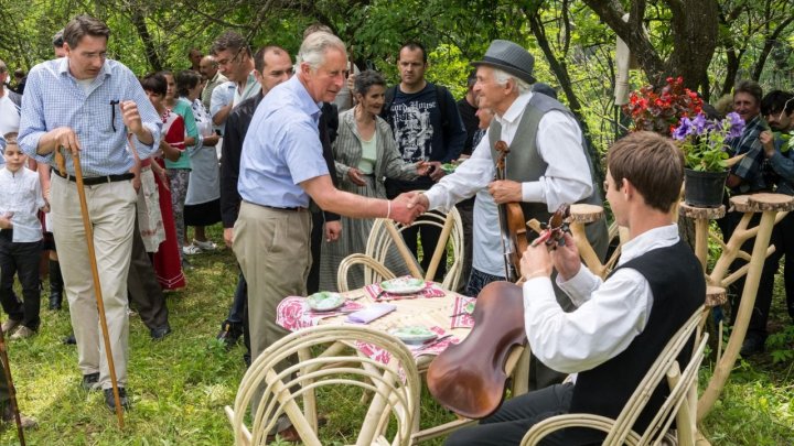 Regele Charles, la picnic cu românii din Valea Zălanului. A fost întâmpinat cu flori, dulceaţă şi bucurie (FOTO/VIDEO)