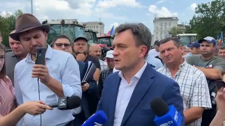 VIDEO Premierul Dorin Recean, asaltat cu întrebări de către agricultori: „Asta-i disperare, noi vrem soluții!”