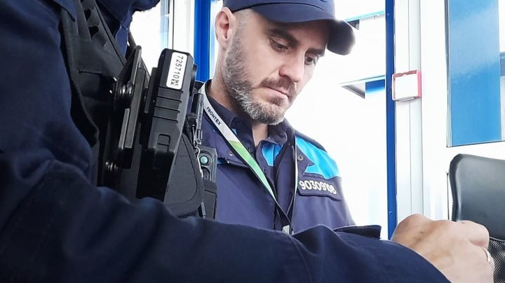 Un georgian a pornit la drum lung cu un permis fals. Poliţiştii moldoveni i-au interzis să şofeze