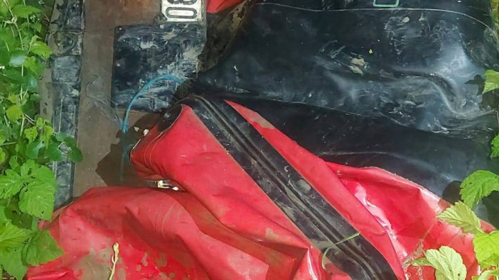 FOTO Forţele Navale ale Contrabandiştilor, în acţiune! Transportau cu barca zeci de mii de pachete cu ţigări