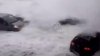 VIDEO Momentul în care mai mulți turiștii au fost luați de valuri puternice cu tot mașini, pe coasta Amalfi, Italia