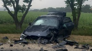 VIDEO Grav accident rutier în apropiere de Bălţi. Echipajele de descarcerare au intervenit pentru a scoate victimele de sub fiare 