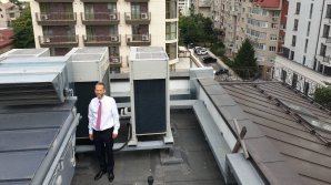 Ambasadorul UE în Republica Moldova a urcat pe acoperişul Delegaţiei UE şi a transmis un mesaj