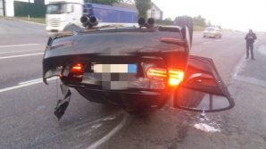 VIDEO/FOTO IMPACT VIOLENT la Strășeni. O mașină a ajuns cu roțile în sus. Mai multe persoane, printre care un copil, la spital