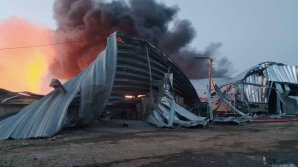 FOTO Depozite cu cereale din portul Odesa, DISTRUSE de rachete rusești. Ucrainenii au început să folosească bombe cu dispersie