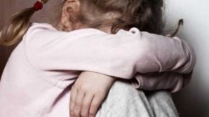 Mamă cu inimă de monstru. Și-ar fi agresat sexual fiica în vârstă de 3 ani 
