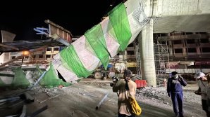 VIDEO O autostradă în construcție s-a prăbușit pe șosea. Cel puţin o persoană a murit, iar alte opt au fost rănite