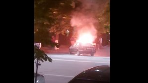 VIDEO Momentul în care un BMW arde ca o torţă pe o stradă din Capitală  