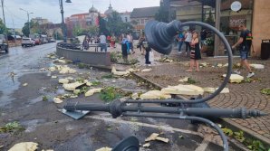 VIDEO Patru morţi în urma furtunilor violente din România. Klaus Iohannis îi îndeamnă pe români să asculte de meteorologi