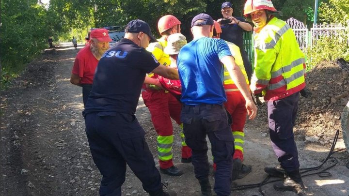 FOTO Un bărbat a rămas blocat într-o fântână de verificare a contorului de apă. Au intervenit salvatorii 