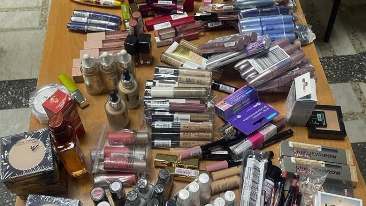 FOTO Produse de igienă și cosmetice, găsite de vameși ascunse printre bagaje și colete 