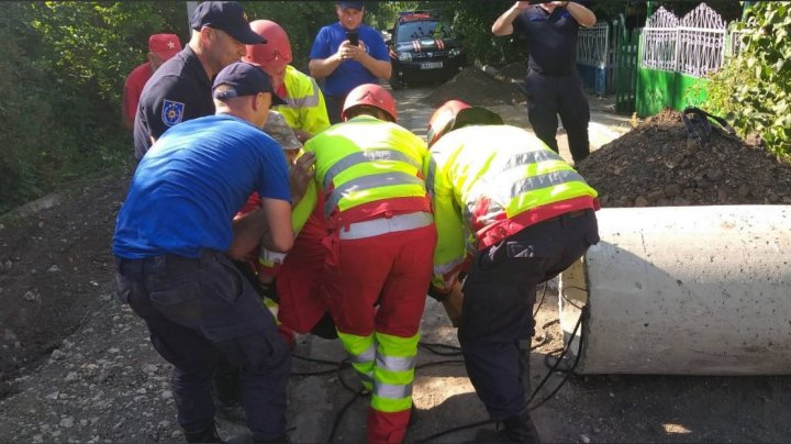 FOTO Un bărbat a rămas blocat într-o fântână de verificare a contorului de apă. Au intervenit salvatorii 