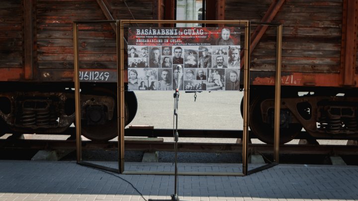 FOTO Două vagoane sovietice, instalate în fața Guvernului, pentru a comemora victimele Gulag-ului