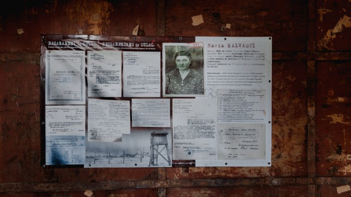 FOTO Două vagoane sovietice, instalate în fața Guvernului, pentru a comemora victimele Gulag-ului