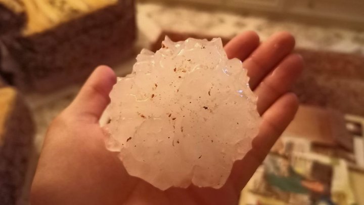 VIDEO DEZASTRU în nordul Italiei, după ce a căzut GRINDINĂ de mărimea unei mingi de tenis.