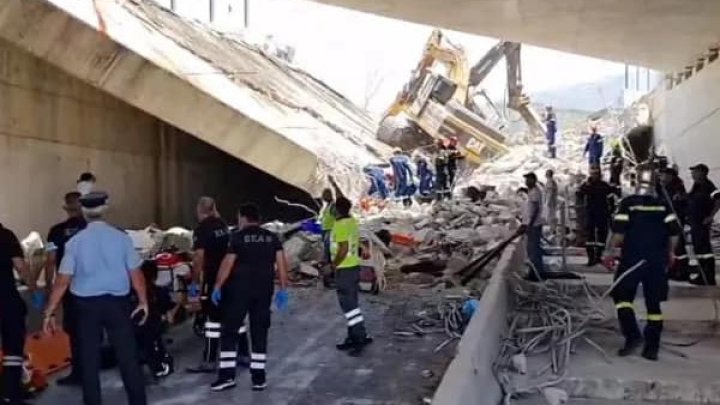 VIDEO Un pod aflat în construcție s-a prăbușit în Grecia: Cel puțin doi oameni au murit. Mai multe persoane sunt prinse sub dărâmături