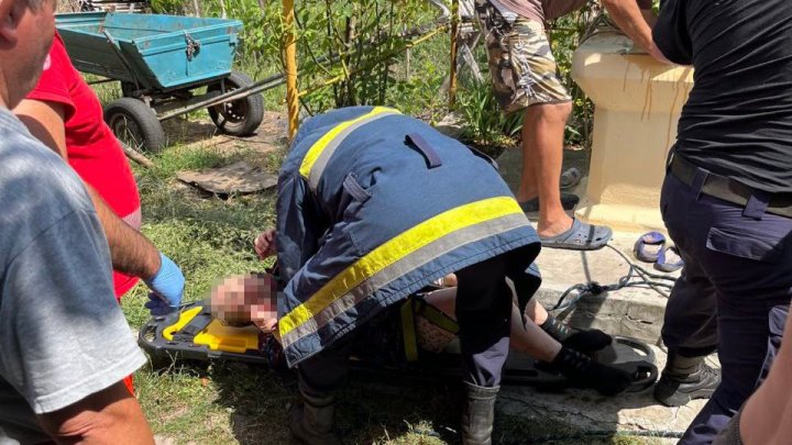 FOTO La un pas de tragedie. O femeie de 87 de ani, salvată după ce a căzut într-o fântână 