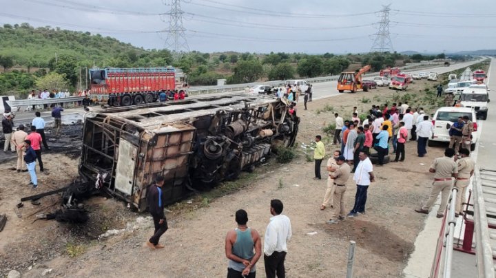 ACCIDENT CUMPLIT. Cel puțin 25 de morți, printre care și copii, după ce un autobuz a luat foc pe o autostradă din India (IMAGINI de GROAZĂ)