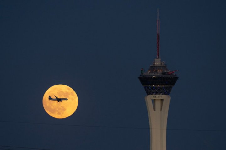 IMAGINI SPECTACULOASE! Cum s-a văzut Superluna din diferite colțuri ale lumii