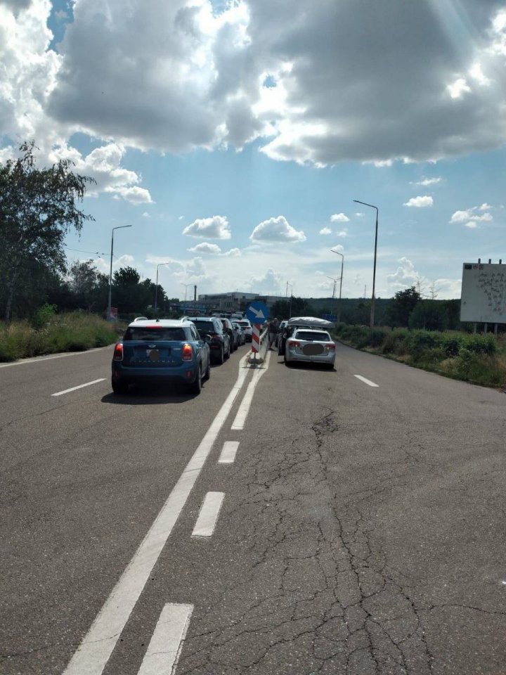 TRAFIC INTENS în PTF Leușeni-Albița. Zeci de mașini așteaptă la coadă pentru a părăsi Republica Moldova