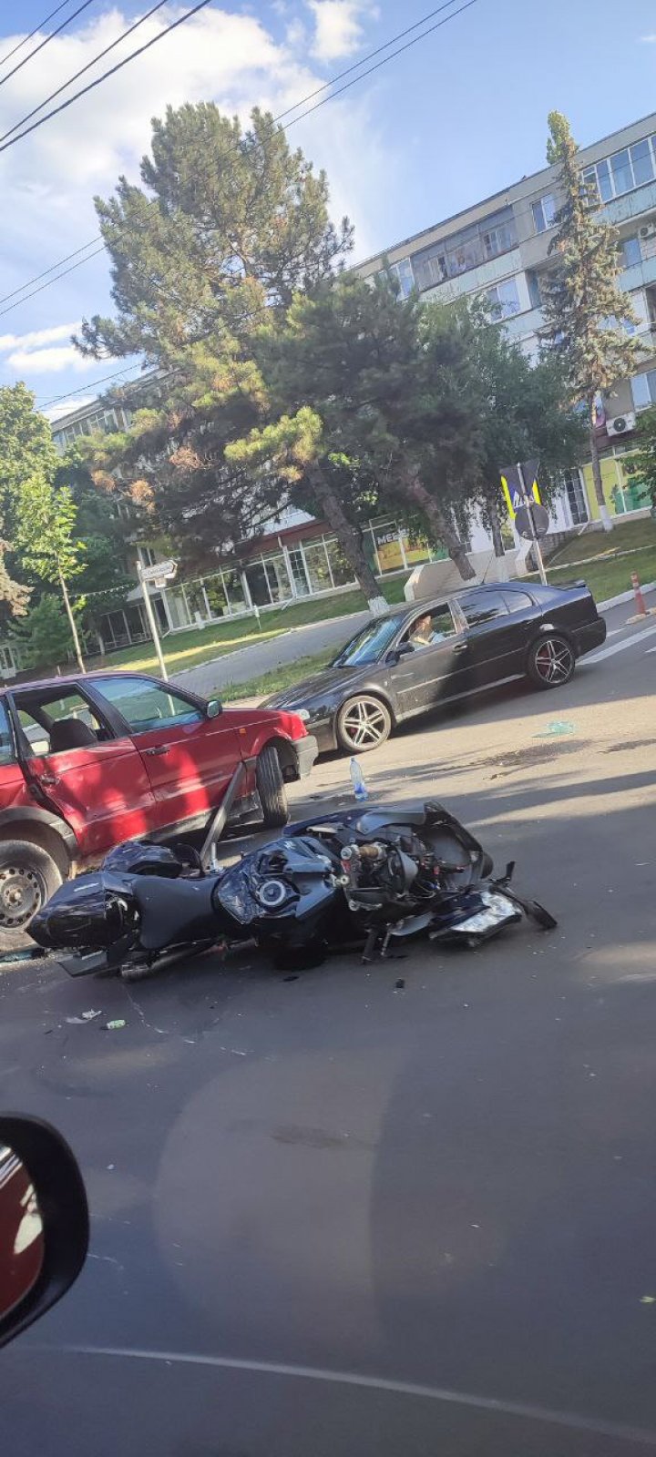 FOTO IMPACT VIOLENT între o motocicletă și o mașină pe strada Calea Ieșilor din Capitală. Sunt victime