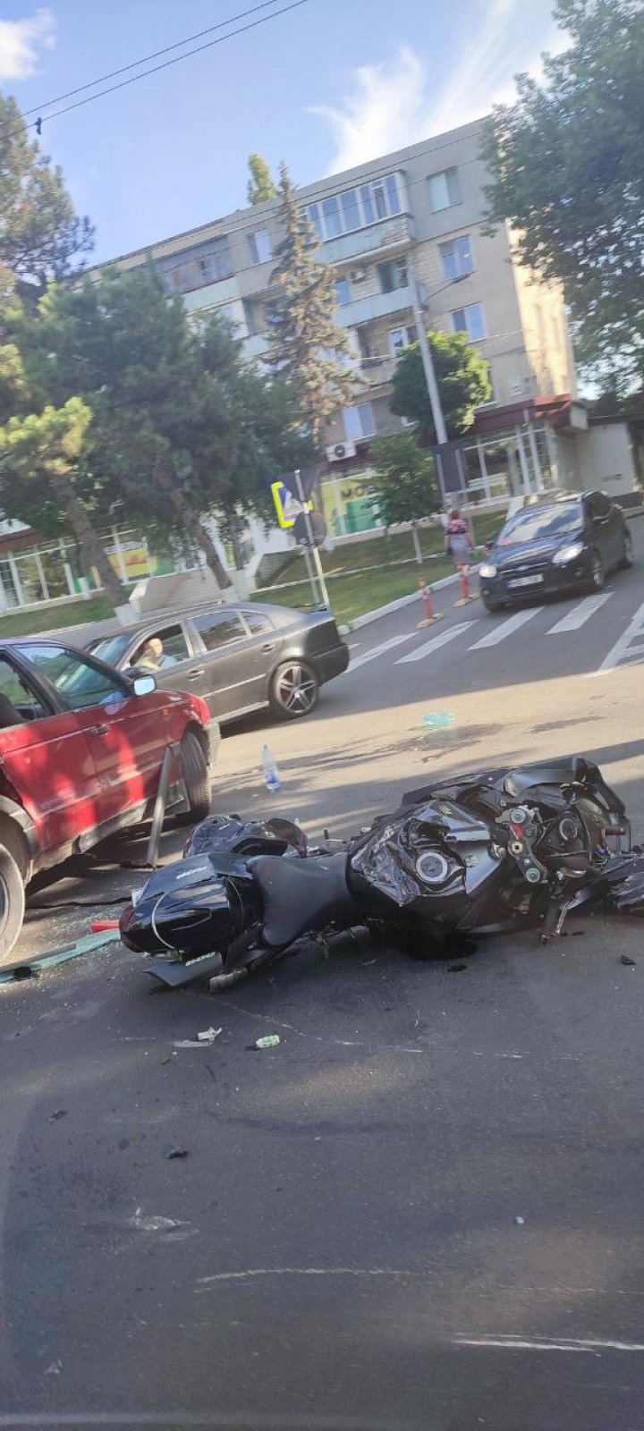 FOTO IMPACT VIOLENT între o motocicletă și o mașină pe strada Calea Ieșilor din Capitală. Sunt victime