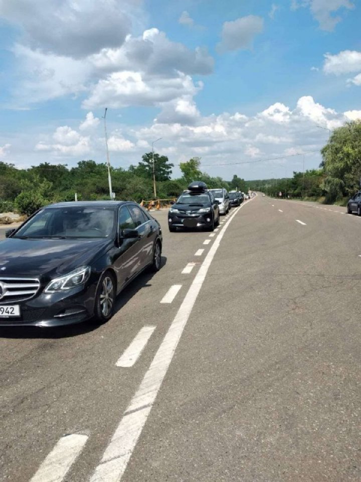 TRAFIC INTENS în PTF Leușeni-Albița. Zeci de mașini așteaptă la coadă pentru a părăsi Republica Moldova