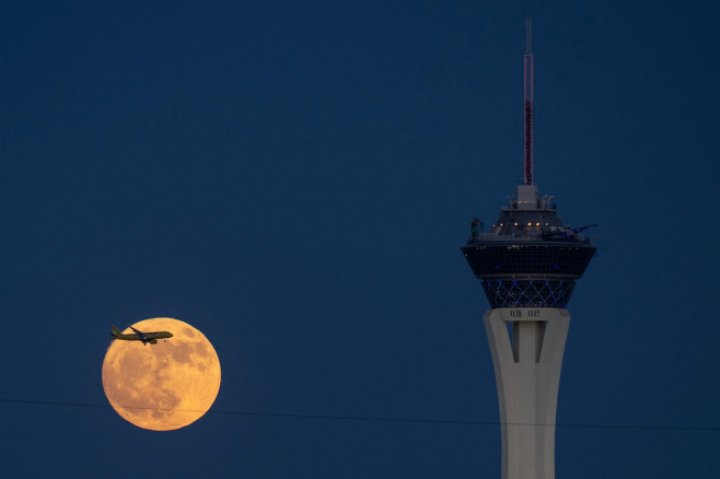 IMAGINI SPECTACULOASE! Cum s-a văzut Superluna din diferite colțuri ale lumii