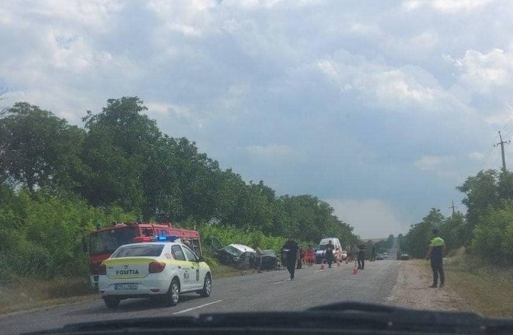 IMAGINI de GROAZĂ de la ACCIDENTUL CUMPLIT din Drochia, soldat cu un mort și mai mulți răniți