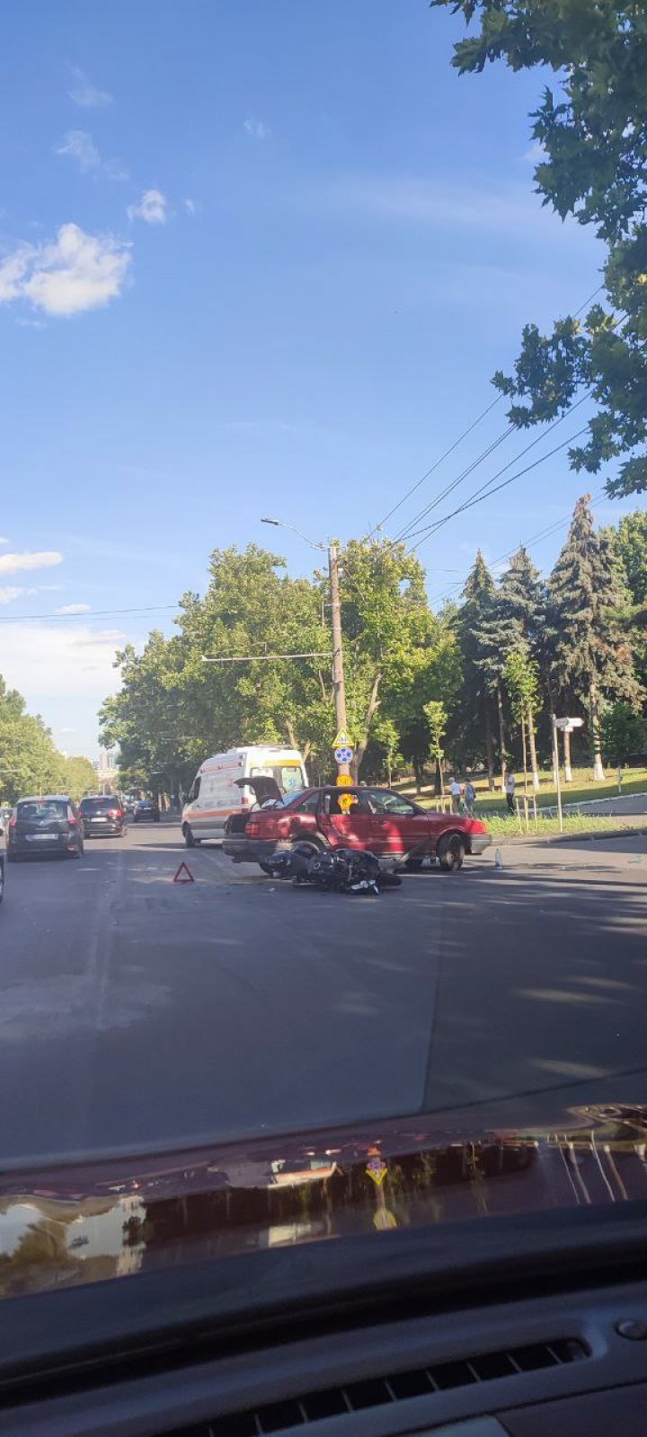 FOTO IMPACT VIOLENT între o motocicletă și o mașină pe strada Calea Ieșilor din Capitală. Sunt victime