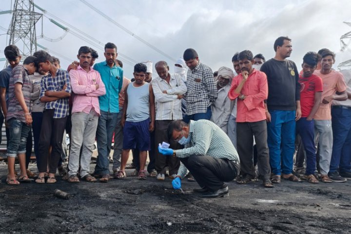 ACCIDENT CUMPLIT. Cel puțin 25 de morți, printre care și copii, după ce un autobuz a luat foc pe o autostradă din India (IMAGINI de GROAZĂ)