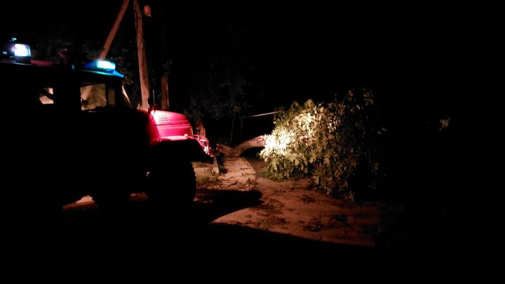 FOTO. Tablou sumbru în localitățile afectate de vijelie. Circa 200 de salvatori, antrenați la lichidarea consecințelor