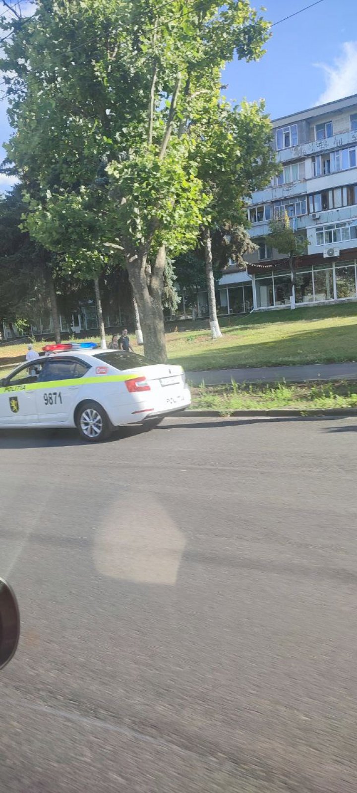 FOTO IMPACT VIOLENT între o motocicletă și o mașină pe strada Calea Ieșilor din Capitală. Sunt victime