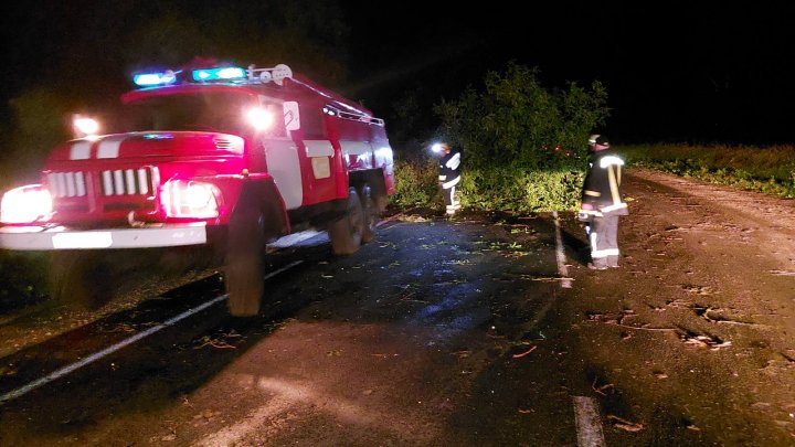 FOTO. Tablou sumbru în localitățile afectate de vijelie. Circa 200 de salvatori, antrenați la lichidarea consecințelor