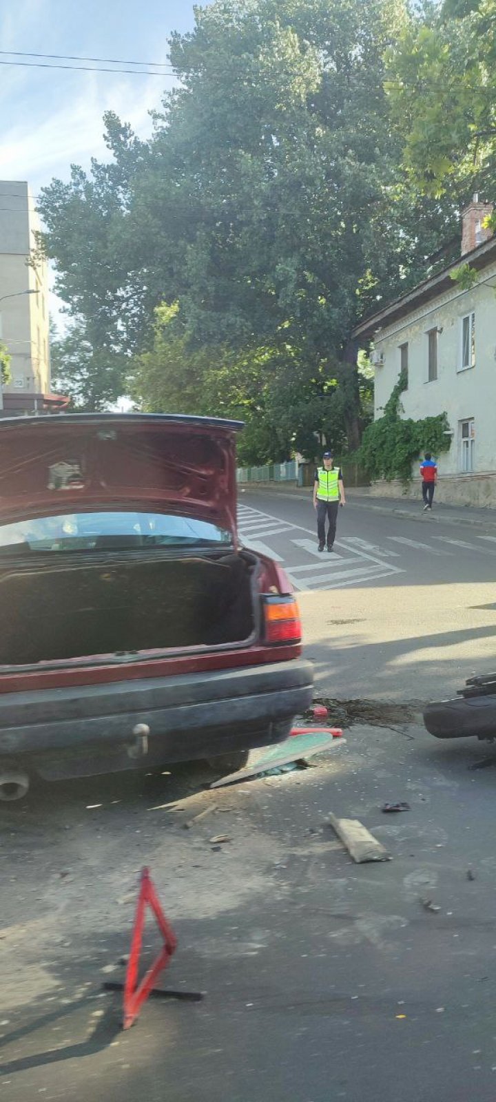 FOTO IMPACT VIOLENT între o motocicletă și o mașină pe strada Calea Ieșilor din Capitală. Sunt victime