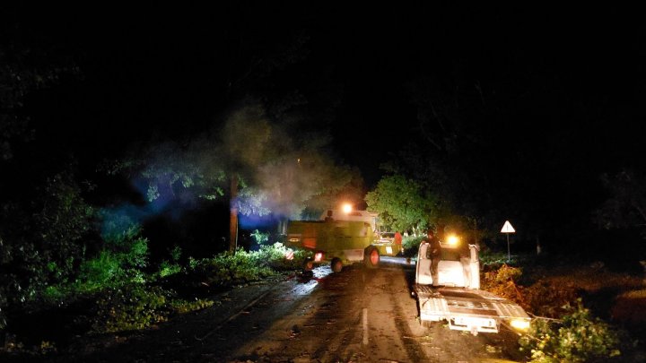 FOTO. Tablou sumbru în localitățile afectate de vijelie. Circa 200 de salvatori, antrenați la lichidarea consecințelor