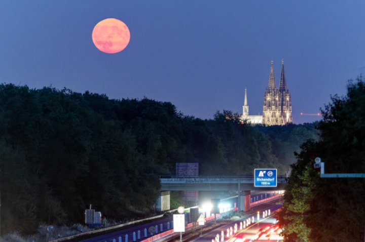 IMAGINI SPECTACULOASE! Cum s-a văzut Superluna din diferite colțuri ale lumii