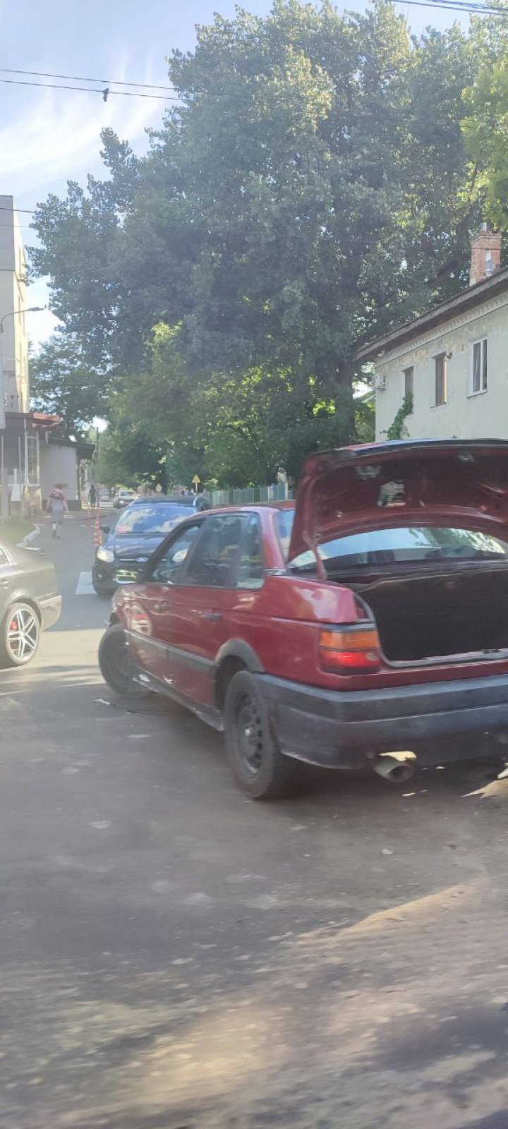 FOTO IMPACT VIOLENT între o motocicletă și o mașină pe strada Calea Ieșilor din Capitală. Sunt victime