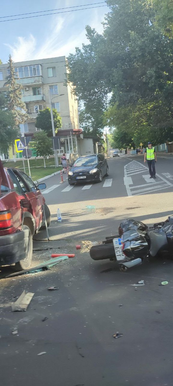 FOTO IMPACT VIOLENT între o motocicletă și o mașină pe strada Calea Ieșilor din Capitală. Sunt victime