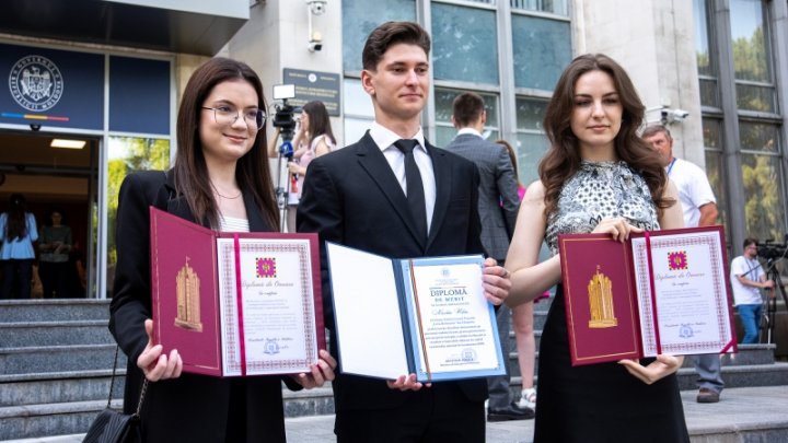 VIDEO Elevii care au luat 10 pe linie la Bacalaureat au fost premiaţi. Ce le-a spus Maia Sandu