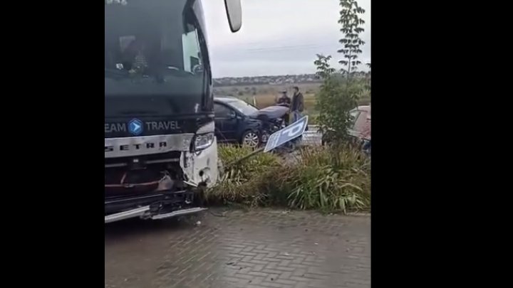 VIDEO. Accident CUMPLIT lângă Vama Leușeni, cu implicarea mai multor mașini și un autocar. Sunt victime 