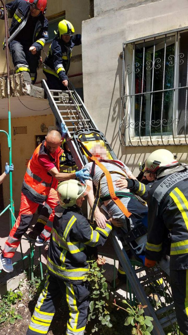 FOTO Momente de groază. Un bărbat a căzut de la etajul 6 a unui bloc de locuit din Capitală