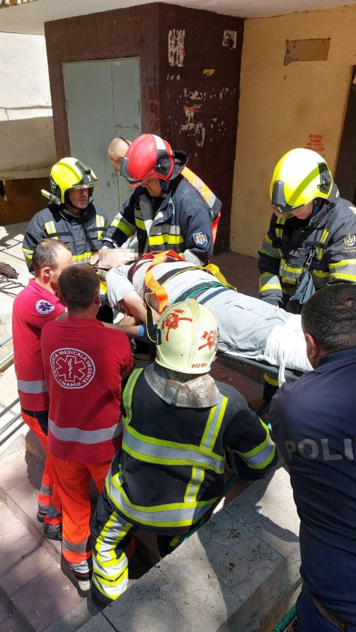 FOTO Momente de groază. Un bărbat a căzut de la etajul 6 a unui bloc de locuit din Capitală