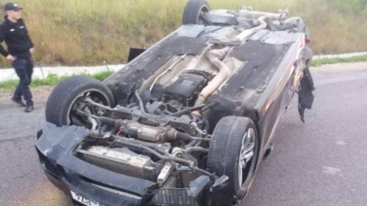 VIDEO/FOTO IMPACT VIOLENT la Strășeni. O mașină a ajuns cu roțile în sus. Mai multe persoane, printre care un copil, la spital