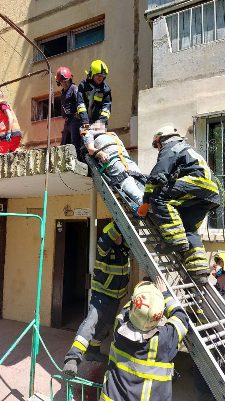 FOTO Momente de groază. Un bărbat a căzut de la etajul 6 a unui bloc de locuit din Capitală